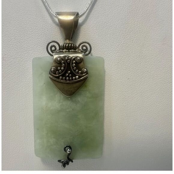 Silver tone jadeite pendant necklace - Picture 10 of 10